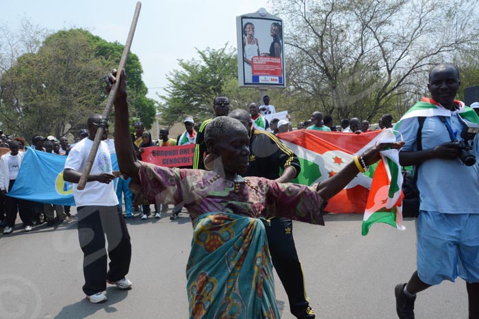 Dimanche 25 septembre 2016 - Une vieille Mutwa danse devant des manifestants qui s'insurgent contre le rapport de l'ONU faisant état d'un risque de génocide au Burundi. C'était ce samedi 24 septembre 2016 ©O.N/Iwacu