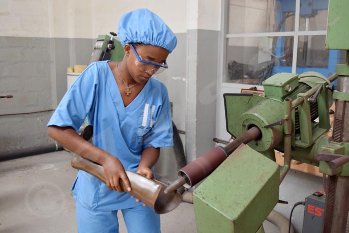 Alice Nshimirimana dans l’atelier en train de fabriquer une prothèse.
