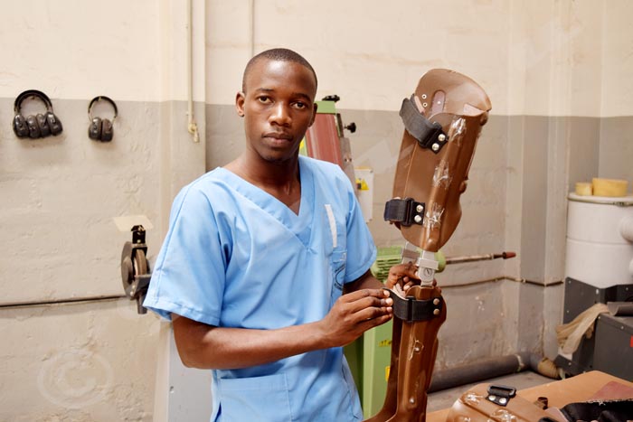 Samuel Ndikuriyo sur le point de finir la fabrication d’une orthèse.