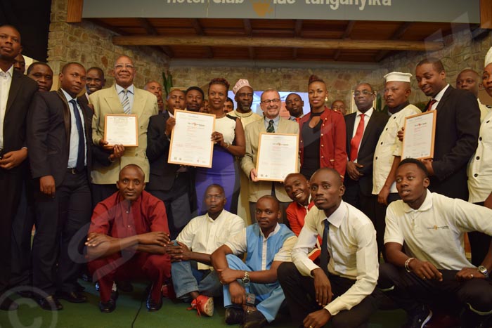 Le patron de l’hôtel club du lac Tanganyika entouré du personnel et des invités après la remise des certificats.