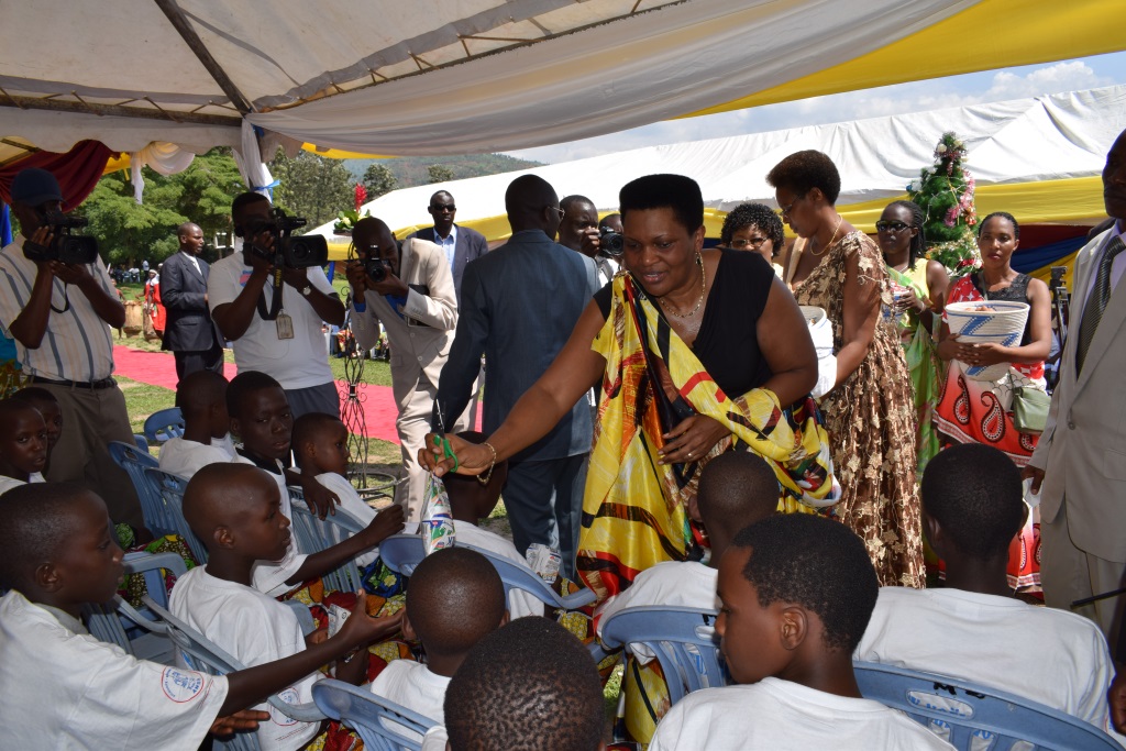 La Première Dame Denise Nkurunziza distribuant des cadeaux aux enfants soutenus par SWAA Burundi et ANSS 