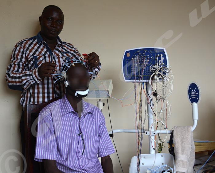 M.Nshimirimana effectuant un électroencéphalogramme sur un patient