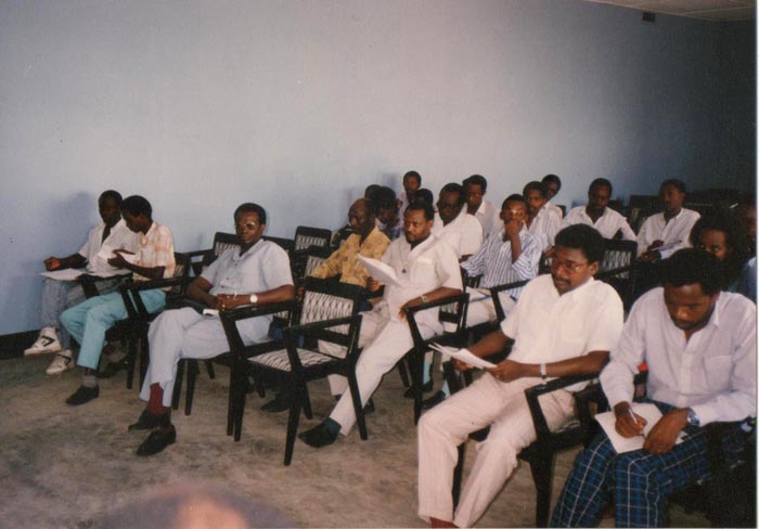 Dans une réunion de la ligue Iteka. Assis au premier rang, Gilles Bimazubute (3ème à partir de la gauche), assis derrière lui, Juvénal Ndayikeza, et Philippe Nzobonariba (2ème à partir de la droite).