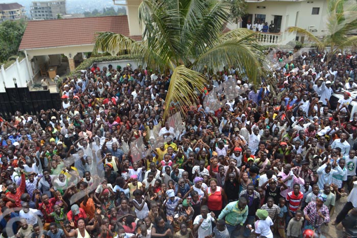 Une foule venue accueillir Rwasa lorsqu’il revient au pays, en 2013