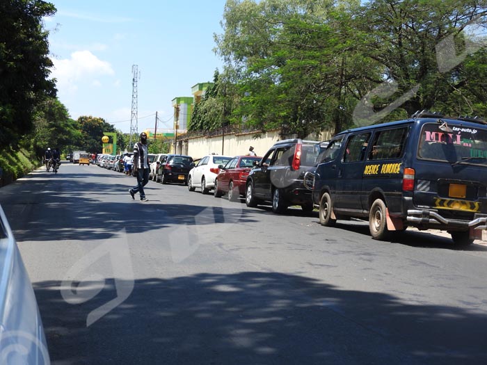 Pénurie du carburant à Bujumbura. Des dizaines de véhicules attendent d'être servis à la station Kinindo city oil ©Egide Nikiza/Iwacu