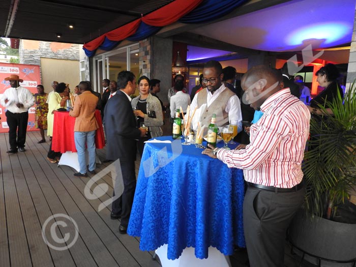 Les invités aux cérémonies du lancement de la 4G, autour d’un cocktail.
