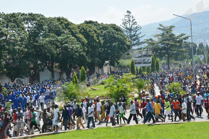 Une foule de manifestants sur le Boulevard du 28 novembre