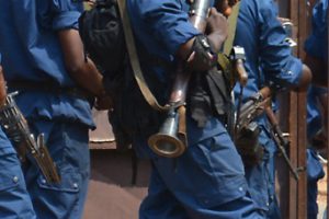 Une policier armé d'une lance-roquette, une scène devenue banale