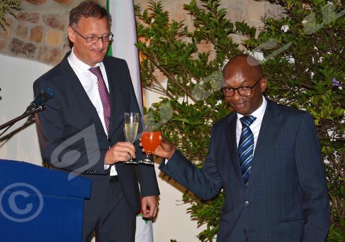 Le ministre Nyamitwe et l’ambassadeur Vetter lors de la célébration de la journée de l’Europe.   