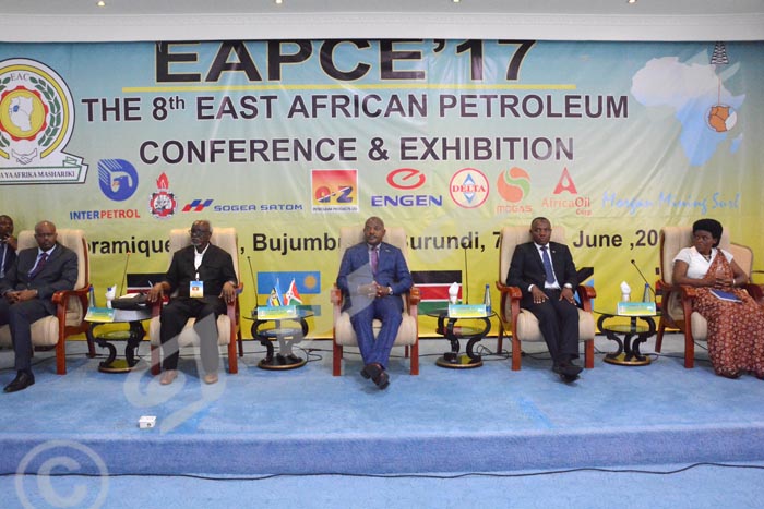 De gauche à droite, Libérat Mfumukeko, S.G de l’EAC ; Kirunda Kivejinja, vice-premier ministre ougandais ; Pierre Nkurunziza, président du Burundi ; Côme Manirakiza, ministre de l’Energie et Mines et Isabelle Ndahayo, ministre en charge de l’EAC. 