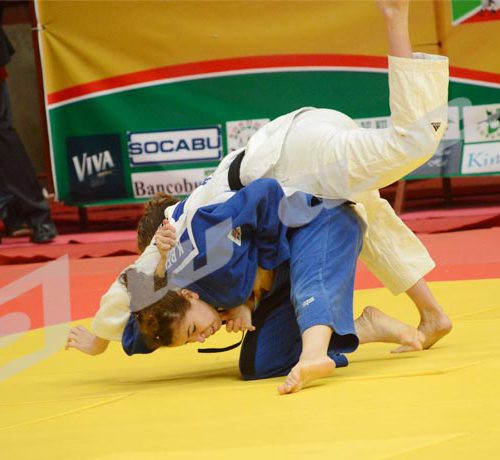 Dimanche, 13 mai 2018 - Une Algérienne renverse une Sud-africaine lors du championnat d'Afrique de Judo à Bujumbura ©Onesphore Nibigira/Iwacu
