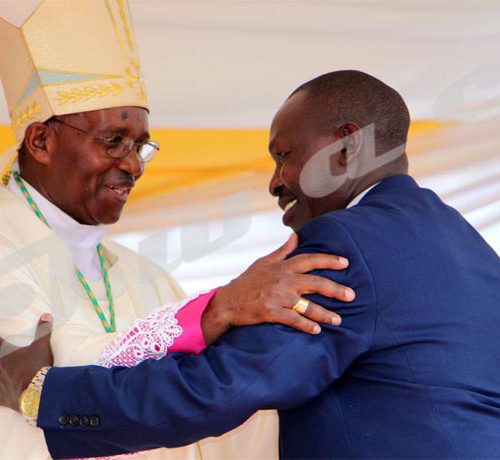 Pascal Barandagiye, ministre de l’Intérieur, félicite le nouvel archevêque de Bujumbura, samedi le 5 mai 2018   