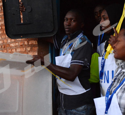 Ngozi centre, un président du bureau de vote montre montre que l'urne est vide avant le vote 