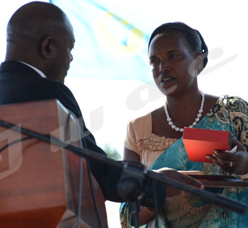 Commémoration du 56ème anniversaire de l'indépendance du Burundi: le président Pierre Nkurunziza décore à titre posthume feu Emile Masabarakiza qui était parmi les animateurs des fêtes nationales. Son épouse reçoit le prix ©Onesphore Nibigira/Iwacu