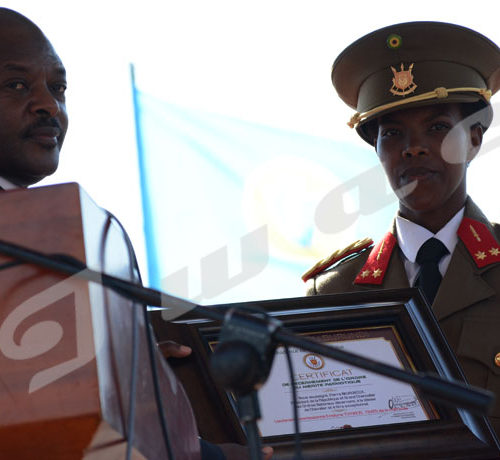 Commémoration du 56ème anniversaire de l'indépendance du Burundi: Pierre Nkurunziza, président Burundais décore la première femme officier brevetée commando ©Onesphore Nibigira/Iwacu