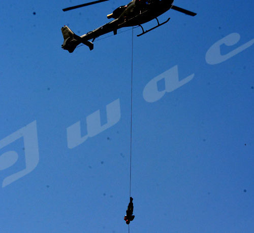 Commémoration du 56ème anniversaire de l'indépendance du Burundi: un commando décent acrobatiquement d’un hélicoptère sur une corde©Onesphore Nibigira/Iwacu