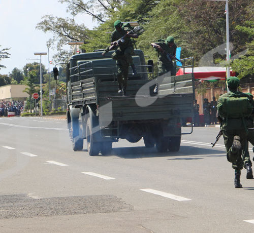 Commémoration du 56ème anniversaire de l'indépendance du Burundi: des militaires débarquent d’un camion en vitesse ©Onesphore Nibigira/Iwacu