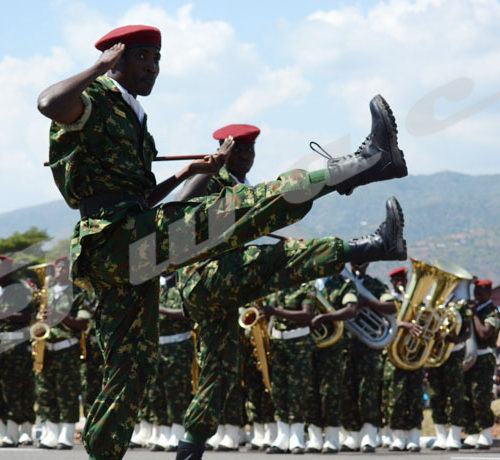 Commémoration du 56ème anniversaire de l'indépendance du Burundi: deux jeunes officiers de l’armée en tête d’un peloton pendant ©Onesphore Nibigira/Iwacu