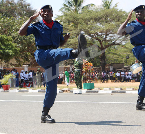 Commémoration du 56ème anniversaire de l'indépendance du Burundi: deux officiers de police en tête d'un peloton lors du défilé ©Onesphore Nibigira/Iwacu