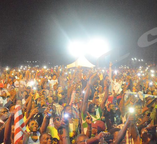 Dimanche, 5 août 2018 - La foule exulte alors que le chanteur burundais Aboubakar Bizimana dit Sat-B chante lors du concert Buja Light up organisé par l'association Burundi bwacu ©Désiré Sindihebura/Iwacu