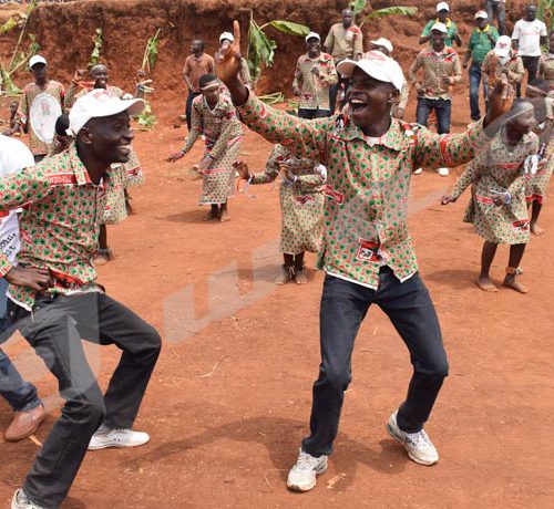 Des imbonerakure dansent à Masanganzira en commune Kiremba de la province Ngozi. C'était le samedi 18 août lors de la journée dite 