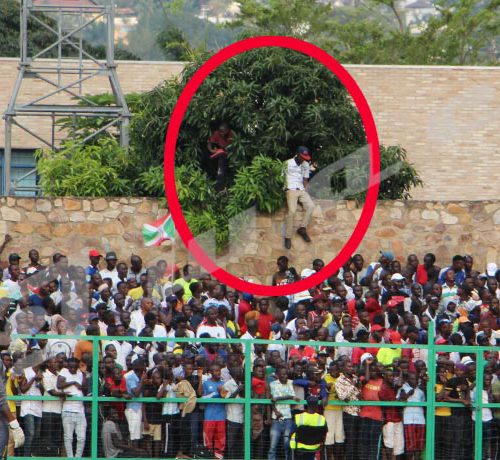 Mardi, 24 octobre 2018- Match nul (1-1) entre le Burundi et le Mali,à Bujumbura, lors de la 4ème journée des matchs comptant pour les éliminatoires de la CAN 2019. Des fans escaladent la clôture du stade qui est déjà fermé ©Onesphore Nibigira/Iwacu
