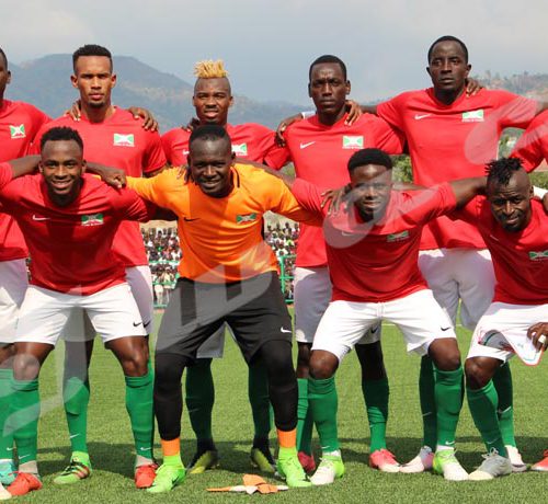 Mardi, 24 octobre 2018- Match nul (1-1) entre le Burundi (en rouge) et le Mali,à Bujumbura, lors de la 4ème journée des matchs comptant pour les éliminatoires de la CAN 2019. Les 11 Burundais posent avant le match ©Onesphore Nibigira/Iwacu