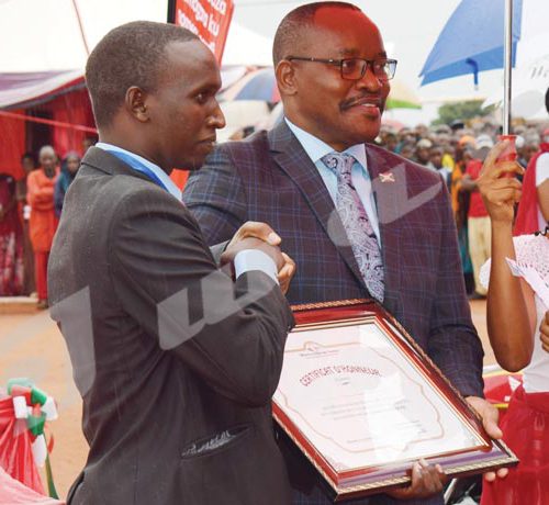 Mercredi, 5 décembre 2018 - Parfait Gahama, journaliste économiste d'Iwacu, (à gauche) reçoit le 