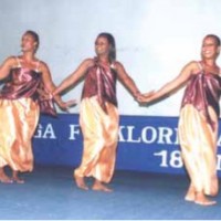 Les danseuses du Club aux oiseaux sur scène ©Iwacu