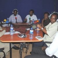 Dans le studio de la Maison de la Presse, les invités répondent aux questions d’Eric Manirakiza, journaliste et directeur de la RPA et Arcade Havyarimana, journaliste à la radio Isanganiro ©Iwacu