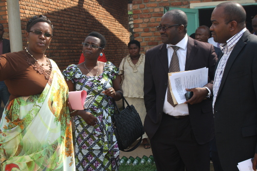 De gauche à droite : la représentante de l’Afrabu, la déléguée du ministère de la solidarité, le représentant de l’AFSC et le gouverneur de Bubanza ©Iwacu