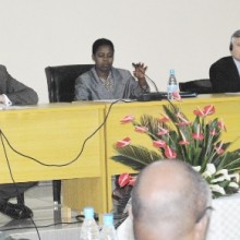 La Directrice Générale de la Géologie et des Mines (au centre) en compagnie de l’ambassadeur allemand et de M. Chamot ©Iwacu