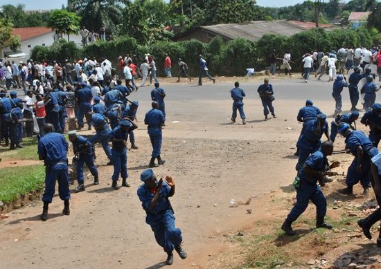 La police affrontant les jeunes à Ngagara, juste avant qu'elle n'investisse l'habitation de la famille Nyakabeto ¢Iwacu