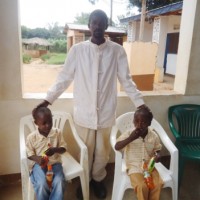 Les jumeaux avec leur oncle ©Iwacu