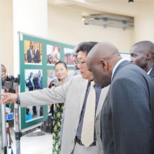 L’ambassadeur de la République Populaire de Chine présente au ministre burundais des Relations extérieures les photos exposées ©Iwacu