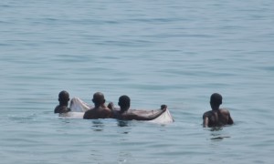 Quelques pêcheurs tirant leur filet dans le lac Tanganyika ©Iwacu