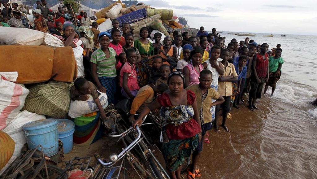 Burundian refugees gather on the shores of Lake Tanganyika in Kagunga village, Kigoma, in western Tanzania on May 17, 2015/ Reuters