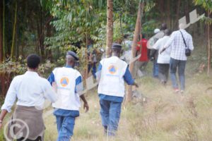 In single file, Iwacu journalists, members of the CNIDH and police civil protection down to the valley