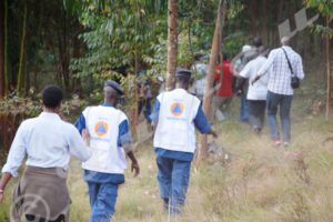 In single file, Iwacu journalists, members of the CNIDH and police civil protection down to the valley