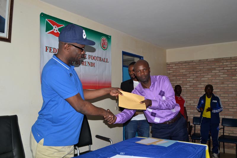 Révérien Ndikuriyo, FFB president, giving prizes to winning football teams
