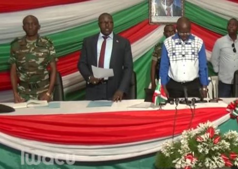 Gaston Sindimwo, Emmanuel Ntahomvukiye, and Prime Niyongabo holding a meeting (causerie morale) with the cadets of ISCAM.