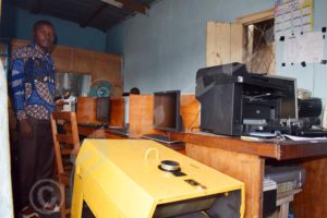 Lavie Mwagalwa (in his cybercafé): “I had opted for a generator because there was no electricity. Now there is no fuel!”