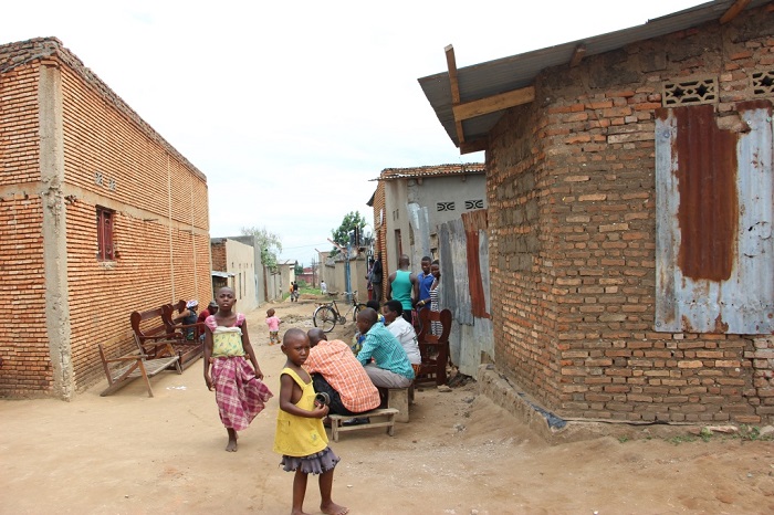 Kamenge neighbors come to mourn at the victim’s home