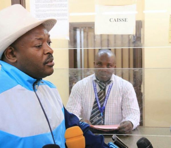 : President Nkurunziza at the counter of the Central Bank after giving his contribution