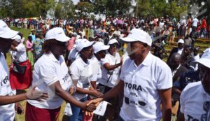 Agathon Rwasa greeting the militants on his arrival in Kayanza. 