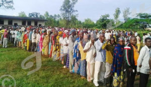 Queues of voters on Gashasha hill, Kigwena area, Rumonge commune.