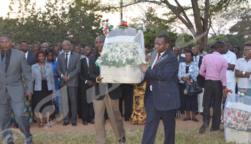 Minister of Higher Education and Scientific Research and that of Human rights laying wreathes of flowers on Unity Monument