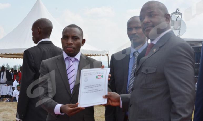 President Nkurunziza hands the new Constitution to the President of the Constitutional Court.