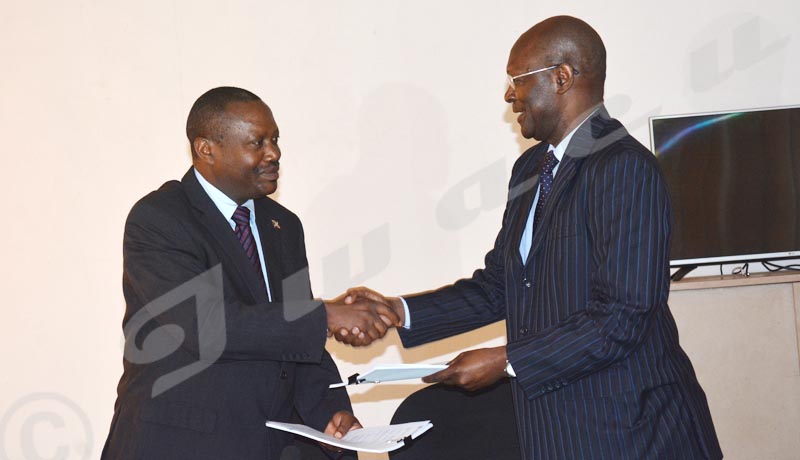 Handshake between the Environment Minister (left) and the FAO representative after signing a partnership agreement.