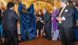 Secretary-General António Guterres (third from right), María Fernanda Espinosa Garcés (fourth from right), President of the seventy-third session of the General Assembly, and Matamela Cyril Ramaphosa, President of the Republic of South Africa, unveils the Nelson Mandela Statue from the Republic of South Africa Photo Credit: UN Photo/Cia Pak 